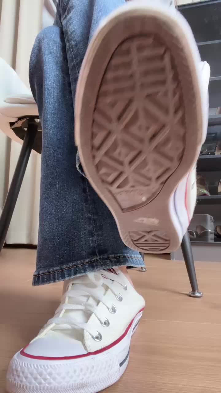 絵子 ——光脚帆布鞋第一视角.