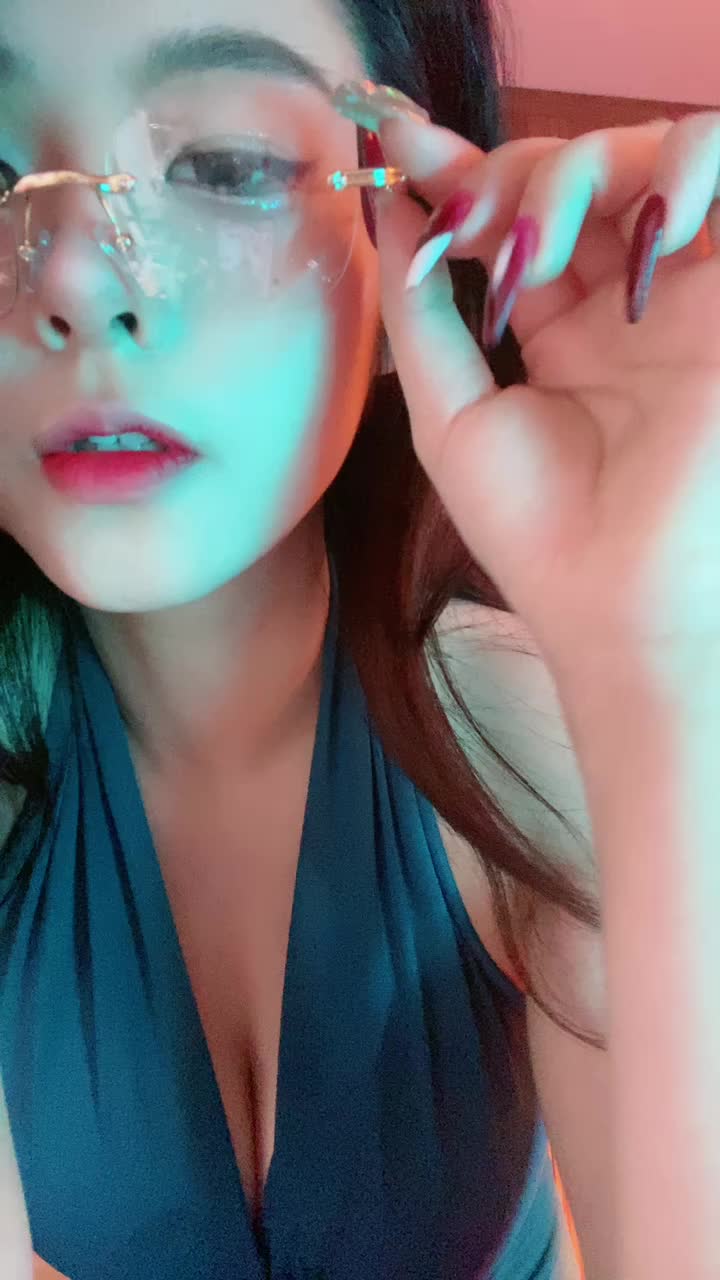 不知名美女   —— 蓝色战袍裸足