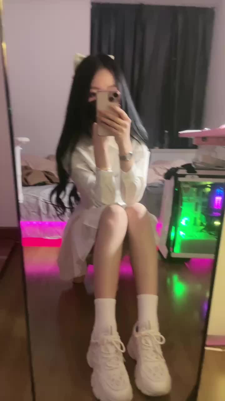 奈奈生 ——白袜裸足红绿灯