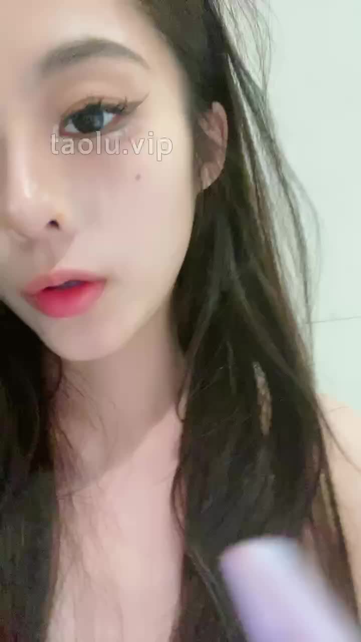 不知名美女 ——浴室脚垫视角【最新视频】