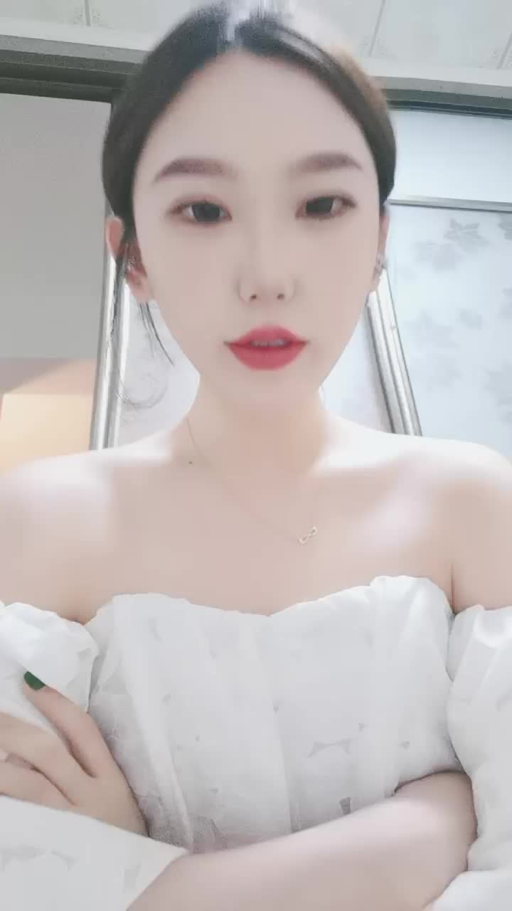 视频】汐雯 – 怼脸口水裸足红绿灯