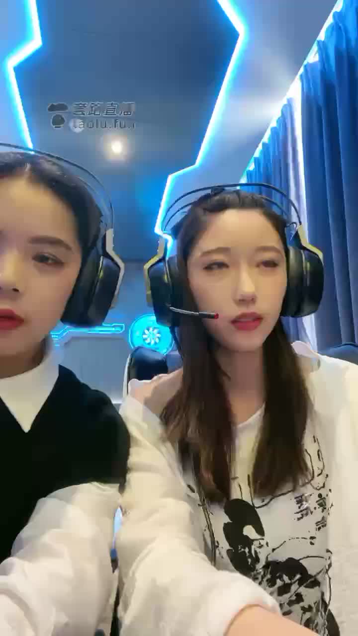 视频】西怡s – 当两个双排少女在网吧遇到变态时