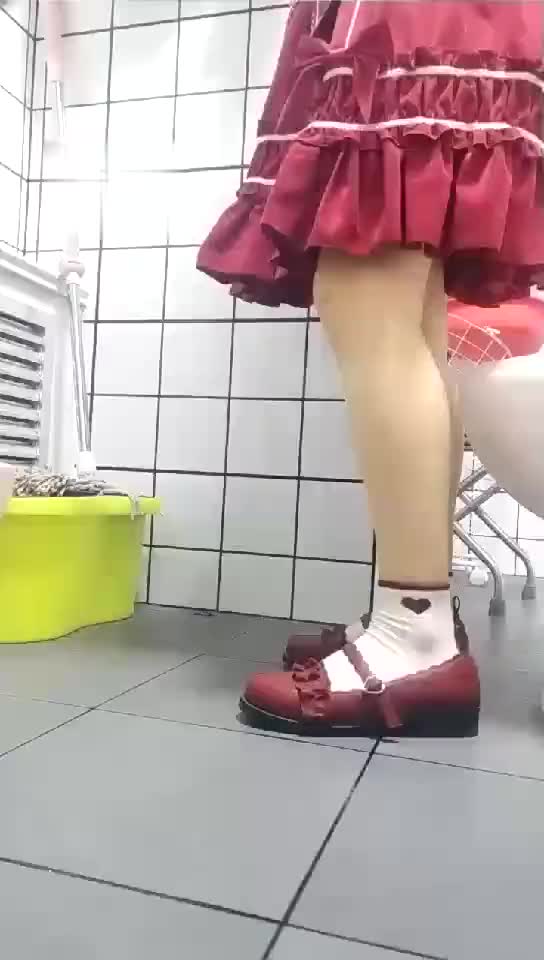 Verin维因 踩着废物狗东西上厕所  1-08-15