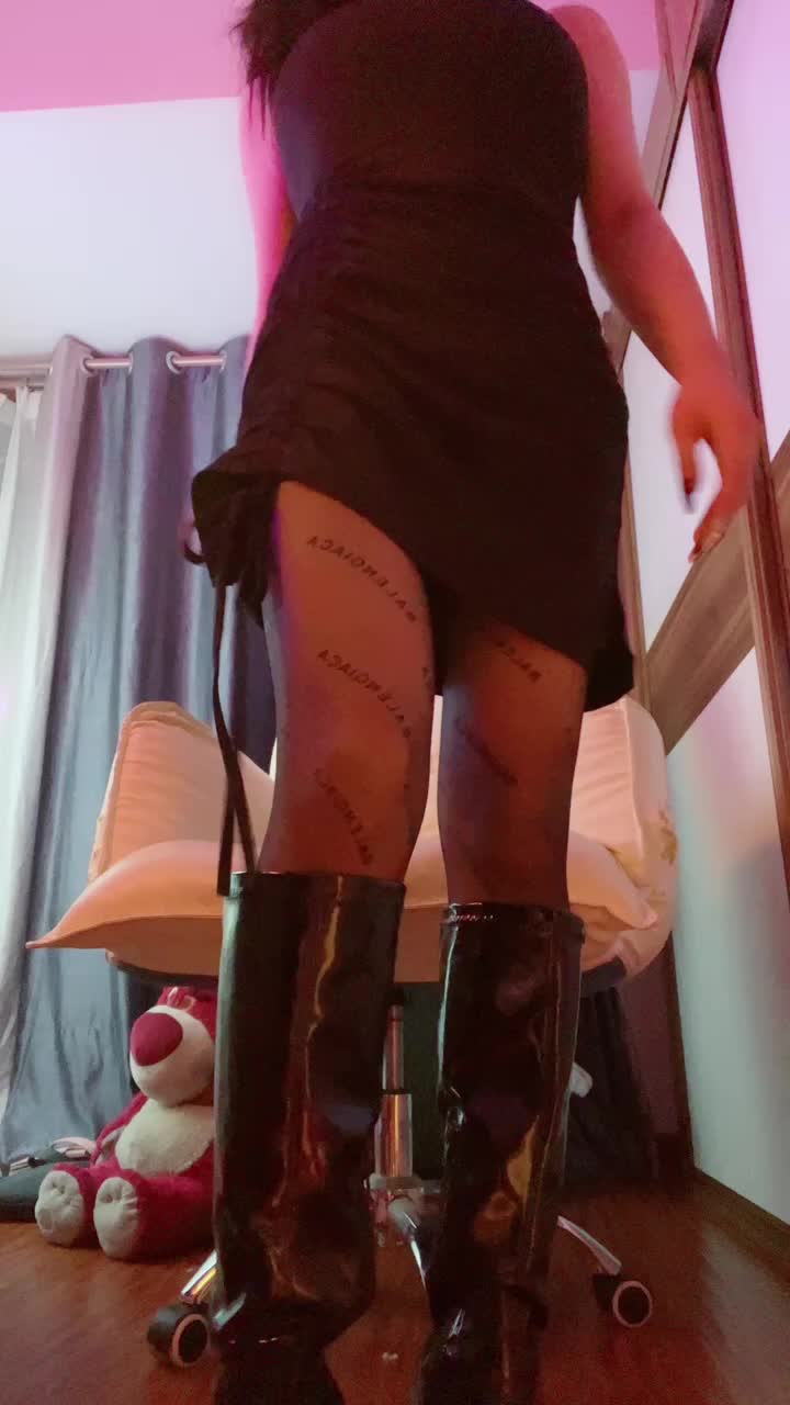 不知名美女  ——长靴黑丝 憋精挑战