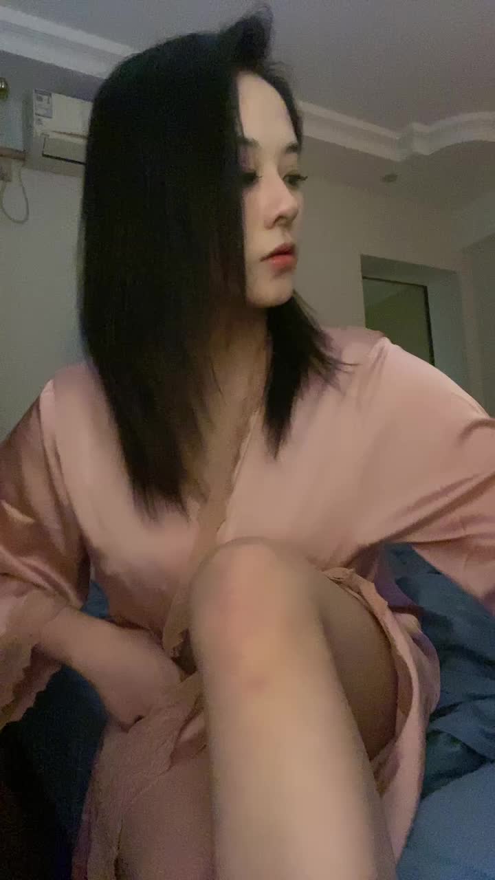 不知名美女 – 短肉丝