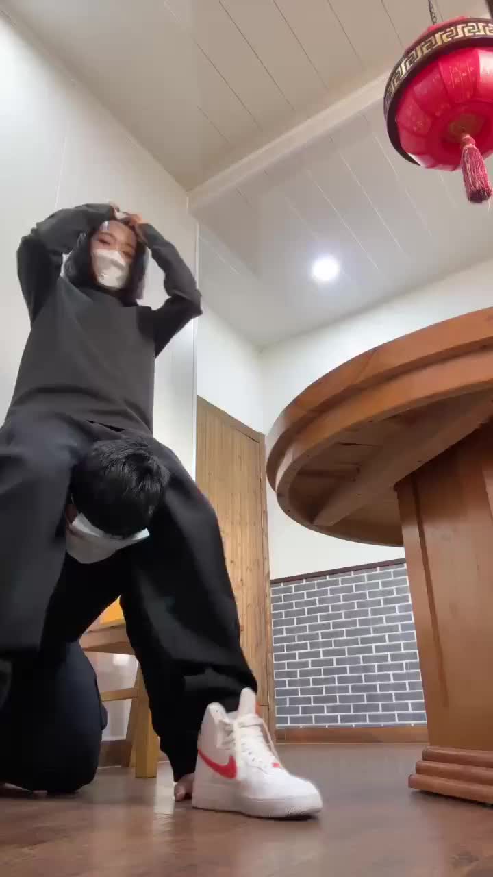 朱砂痣  ——餐厅公开调教把服务员看傻了